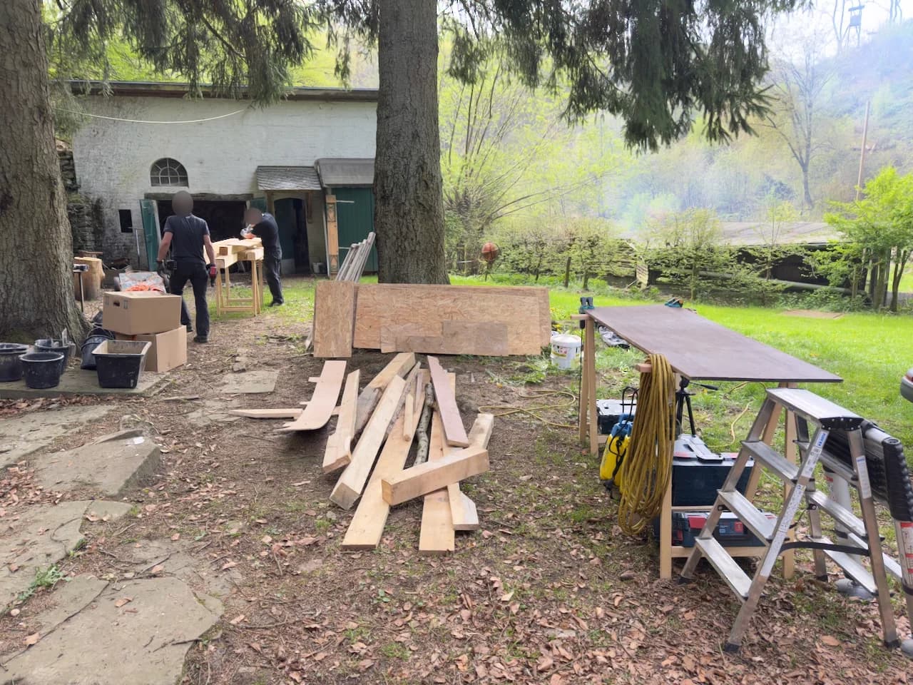 Beginn des Arbeitssamstags: Zunächst werden die Stützbalken abgebaut.