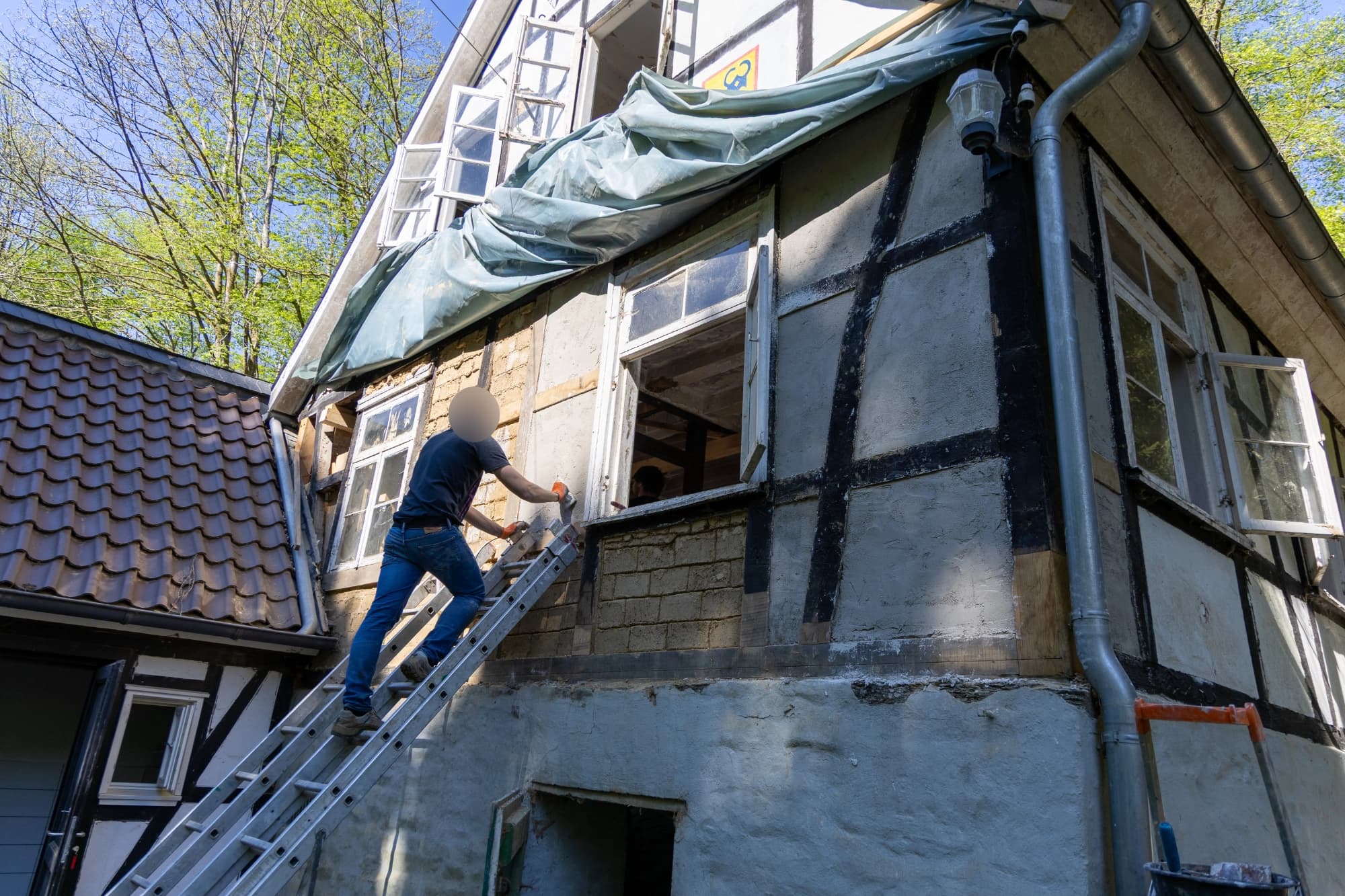 Weitere Putzschichten werden auf die Lehmsteine angebracht